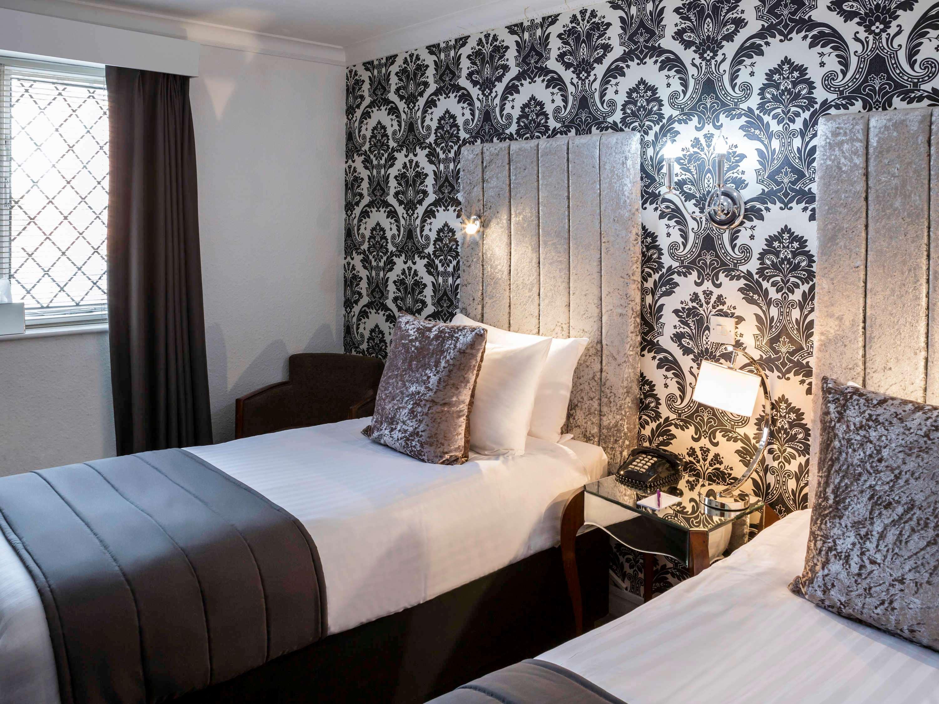Barons Court Hotel Уолсолл Экстерьер фото
